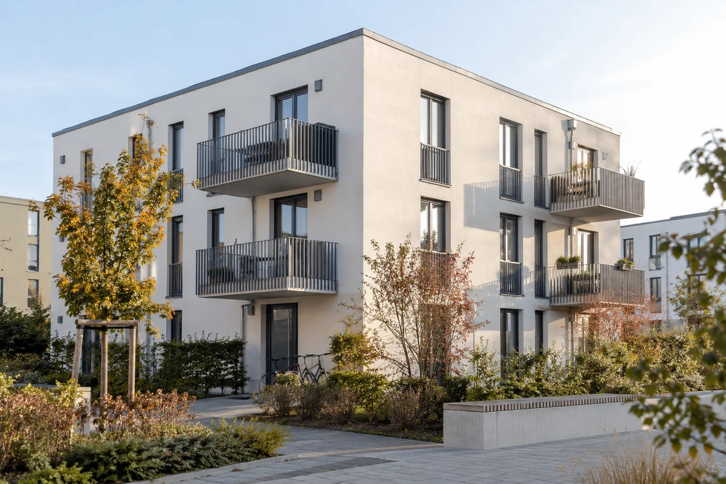KfW 296 – Ein kompakter Neubau mit schlichter Fassade und kleinen, gut geschnittenen Wohnungen. KfW 296 für kompakte Neubauten: Kreditrahmen, Effizienzhaus 55, Flächen- und Kostenvorgaben, Energieplanung und Antrag vor dem Baubeginn. KfW 296: Ein kompakter Neubau mit schlichter Fassade und kleinen, gut geschnittenen Wohnungen.
